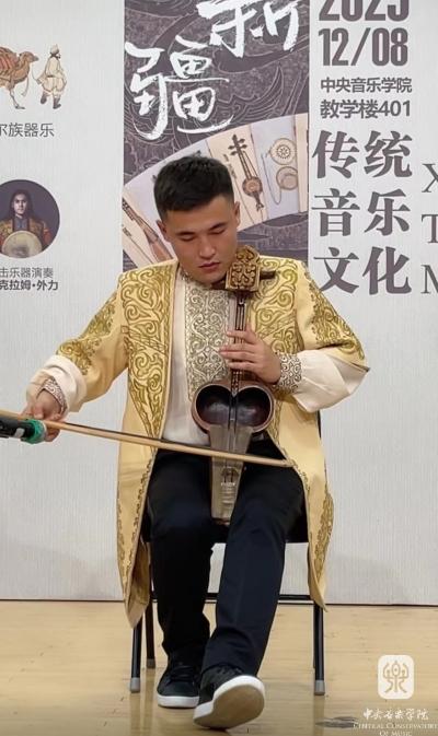 图9:巴合江·依尔斯演奏库布孜(400).jpg